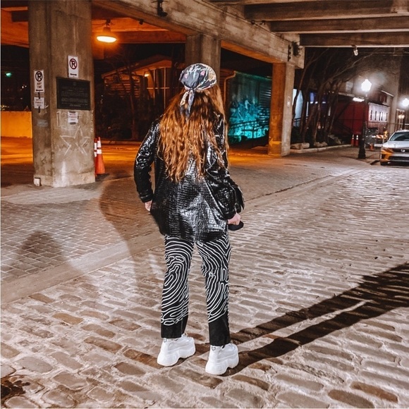 Hot Lava Thumbprint Work pant -Unisex
Wide Black White Print Size Small - Picture 4 of 16